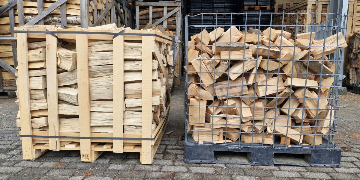 Kaminholz im Vergleich: links gestapelt auf Holzpalette (Raummeter, RM) – rechts lose geschüttet in Gitterbox (Schüttraummeter, SRM)
